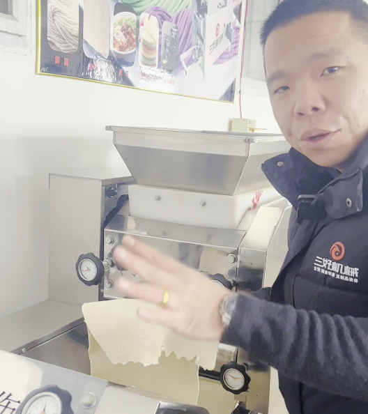 作為一個新手小白應該怎么使用面條機制作面條？